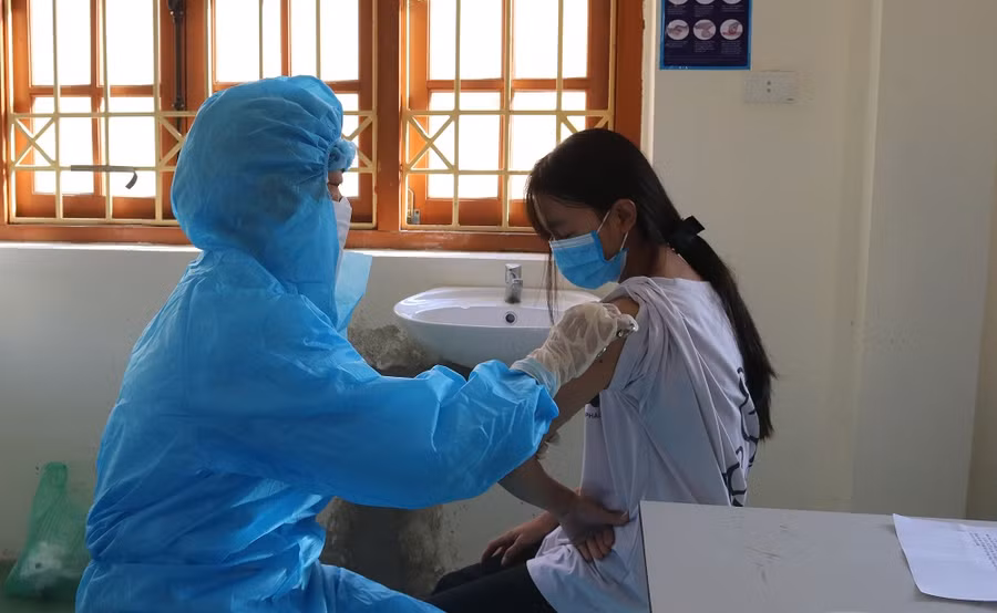 Học sinh Trường THPT Đồng Hỷ (Thái Nguyên) tiêm vắc xin phòng Covid-19.