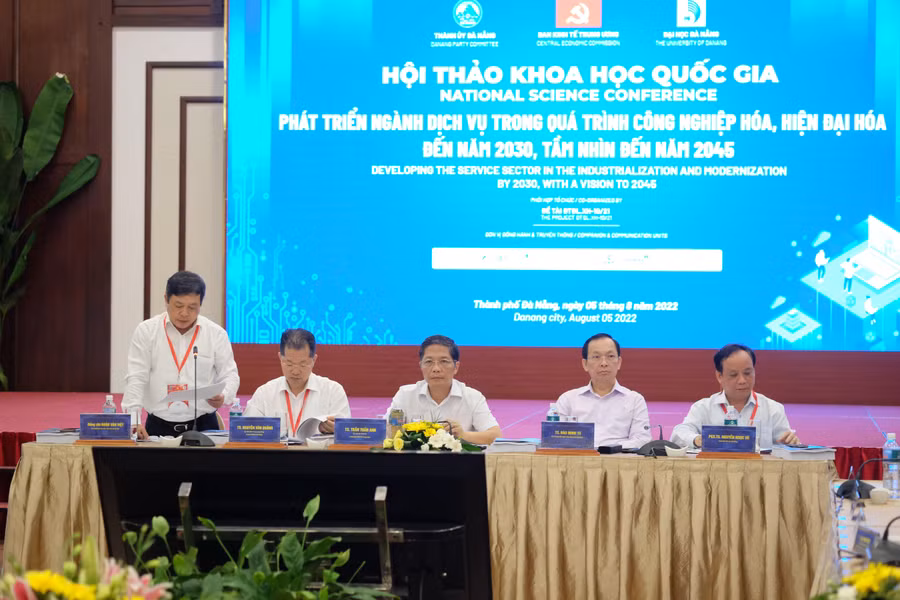 Các đại biểu chủ trì buổi Hội thảo.