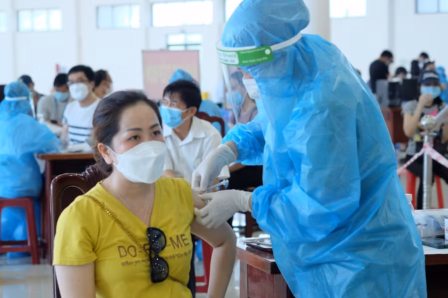 Tiêm vắc xin cho người dân. 