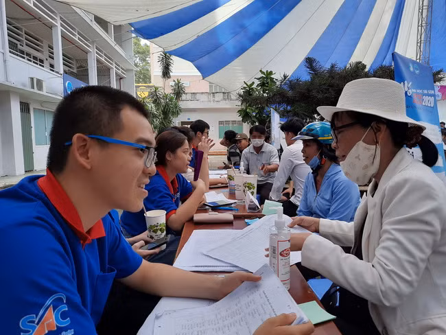 Các tình nguyện viên đang tư vấn cho phụ huynh về nhà trọ tại Trường ĐH Sài Gòn
