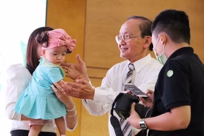 GS Nguyễn Đông A cố vẫn của ca mổ cũng đến dự và chia vui cùng gia đình 2 bé Trúc Nhi và Diệu Nhi. (Ảnh: BVCC).
