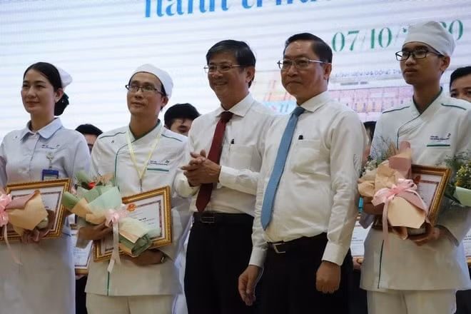 Đại diện lãnh đạo Sở Y tế TPHCM trao bằng khen cho 93 y bác sỹ tham gia ca đại phẫu thuật tách rời cặp song sinh. (Ảnh: BVCC).