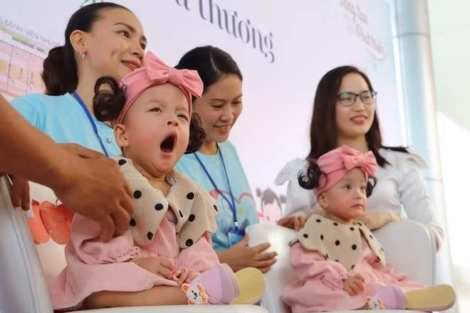 Trúc Nhi và Diệu Nhi trở về nhà và bắt đầu hành trình với cuộc sống bình thường như bao đứa trẻ khác (Ảnh: BVCC).