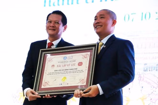 Đại diện Tổ chức Kỷ lục Việt Nam đã trao tặng Bệnh viện Nhi đồng TPHCM giấy chứng nhận xác lập kỷ lục (Ảnh: BVCC).