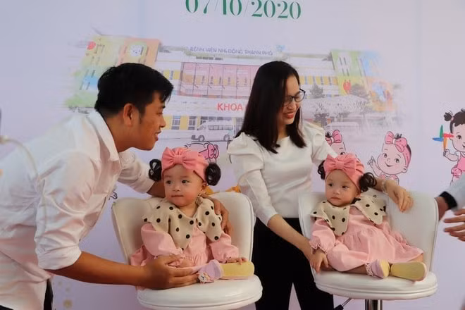 Hai bé Trúc Nhi và Diệu Nhi bên vòng tay của bố mẹ (Ảnh: BVCC).