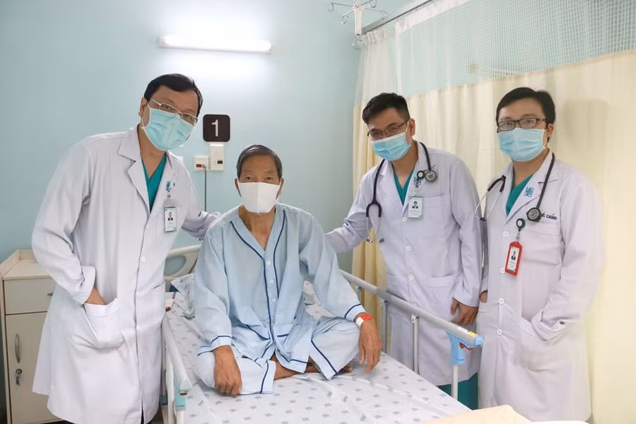 Các bác sĩ chụp hình lưu niệm cùng người bệnh N.A.H. trước khi xuất viện (Ảnh:BVCC)