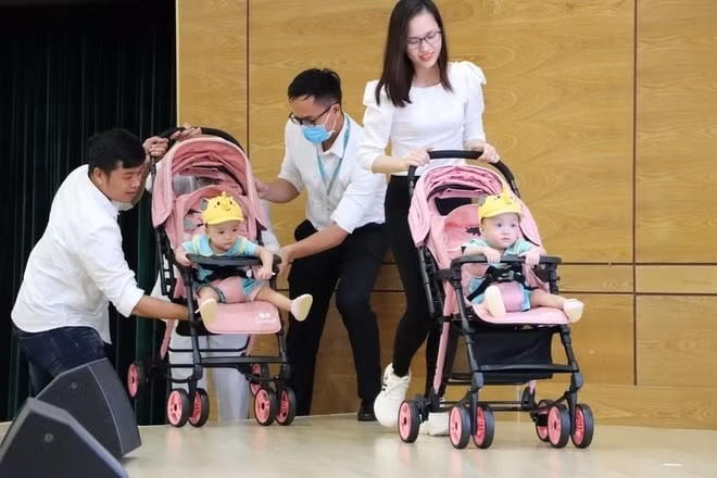 Hành trình trở về yêu thương của 2 bé bên gia đình (Ảnh: BVCC).