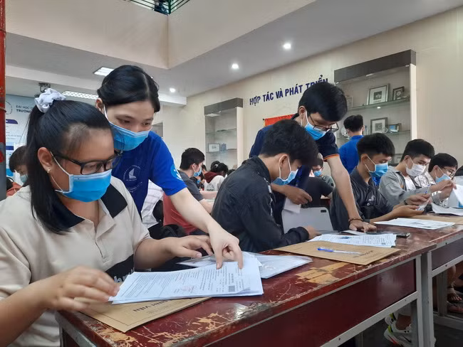 Tân SV làm hồ sơ đăng ký nhập học được các tình nguyên viên tư vấn hỗ trợ
