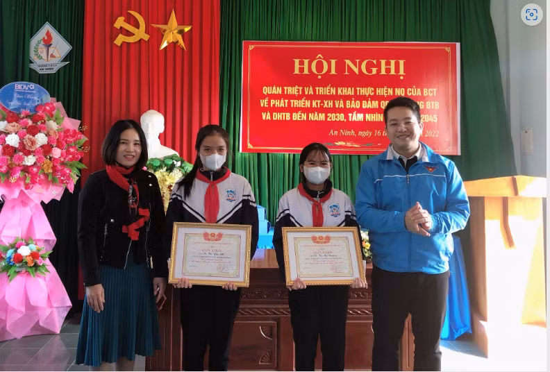 Đại diện Hội đồng Đội tỉnh Quảng Bình đã biểu dương, trao tặng giấy khen cho em Võ Thị Mỹ Nương và Võ Thị Yến Nhi.