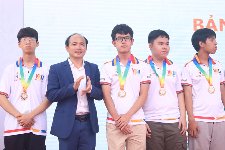PGS.TS Huỳnh Công Pháp - Hiệu trưởng Trường Đại học VKU trao huy chương vàng cho thí sinh.