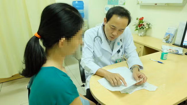 TS BS. Trần Quang Nam – Trưởng khoa Nội tổng hợp BV ĐHYD đang khám cho người bệnh. ( Ảnh: BVCC).