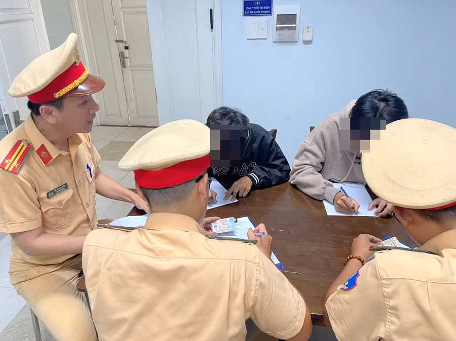 Lực lượng CSGT lập biên bản 2 thanh niên vi phạm. (Ảnh: Công an Đà Nẵng)