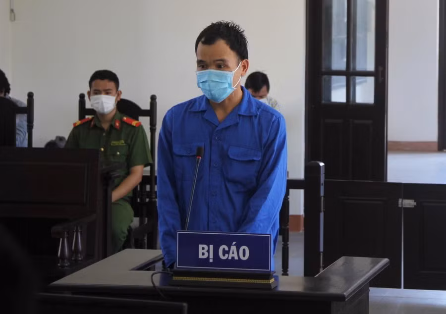 Tông xe vào chốt kiểm dịch, đánh công an, nam thanh niên lĩnh án tù