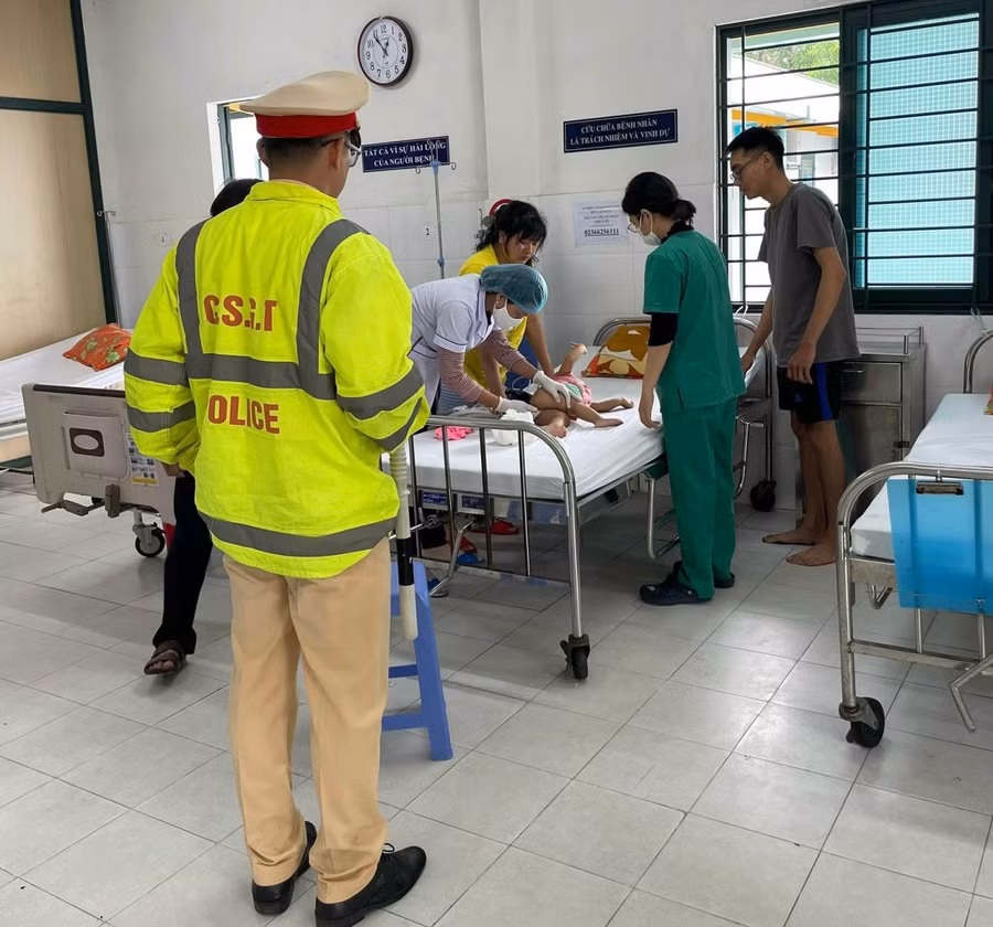 Lực lượng CSGT dùng xe đặc chủng đưa cháu bé đến bệnh viện cấp cứu. (Ảnh: CSGT Đà Nẵng)