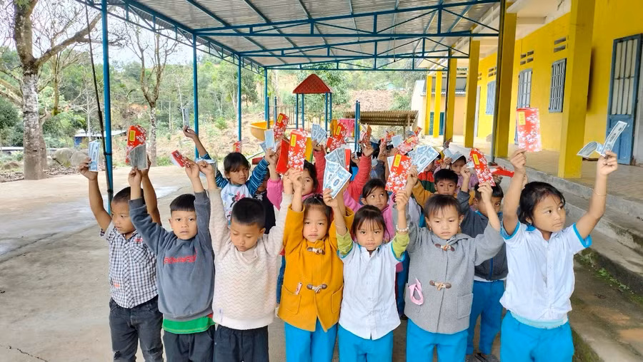 Món quà nhỏ cho học sinh miền núi sau ngày nghỉ Tết Nguyên đán. Ảnh: Trần Vỹ Món quà nhỏ cho học sinh miền núi sau ngày nghỉ Tết Nguyên đán. Ảnh: Trần Vỹ