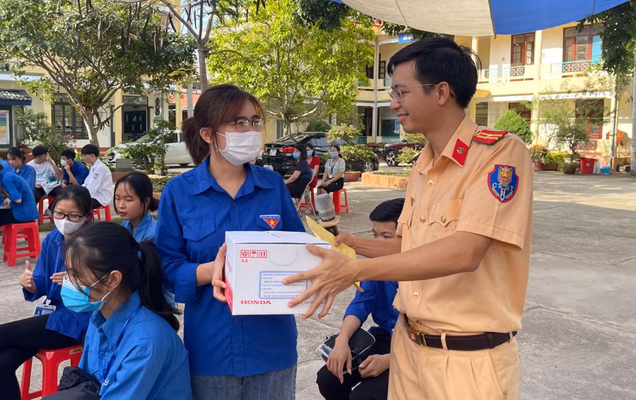 Học sinh trường THPT Trại Cau (Đồng Hỷ, Thái Nguyên) được cảnh sát giao thông tuyên truyền, hướng dẫn về an toàn giao thông