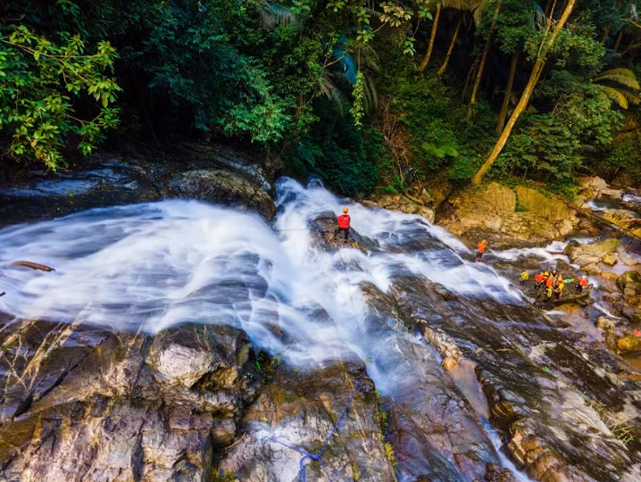 Đu dây vượt thác khám phá Động Châu – Khe Nước Trong là sản phẩm du lịch mới hứa hẹn sẽ mang lại nhiều trải nghiệm thú vị cho du khách. Ảnh: Hoàng Táo.