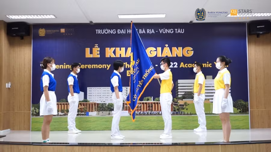 Nghi thức trao cờ cho sinh viên năm nhất