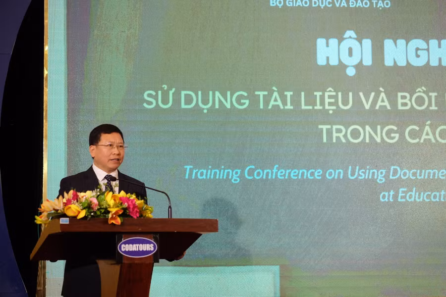 TS Trần Văn Đạt – Quyền Vụ trưởng Vụ Vụ Giáo dục Chính trị và Công tác học sinh, sinh viên (Bộ GD&amp;ĐT) phát biểu khai mạc tập huấn. Ảnh: Hoàng Vinh