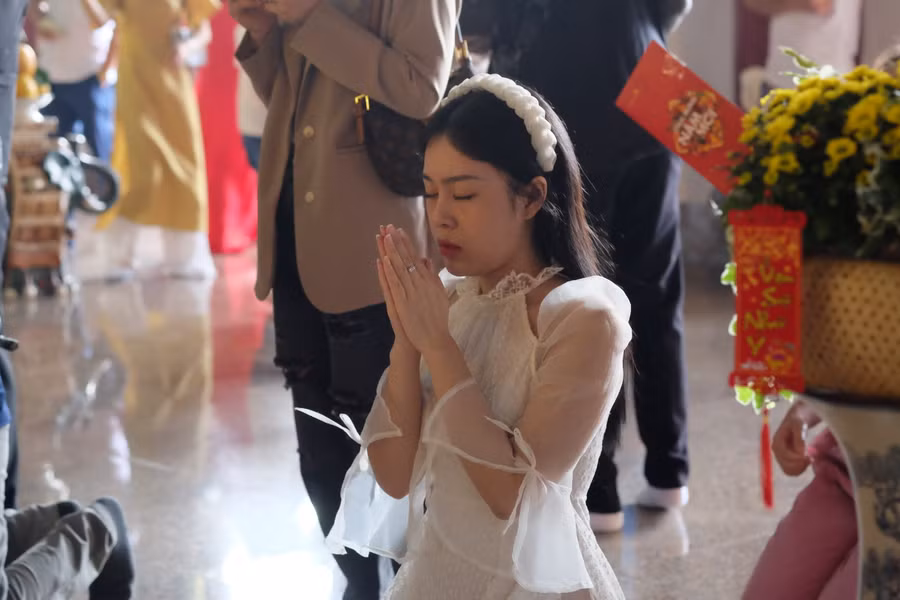 Người dân cầu nguyện tại chánh điện Chùa Linh Ứng (quận Sơn Trà, TP. Đà Nẵng) một năm mới bình an. Ảnh: Hoàng Vinh. 