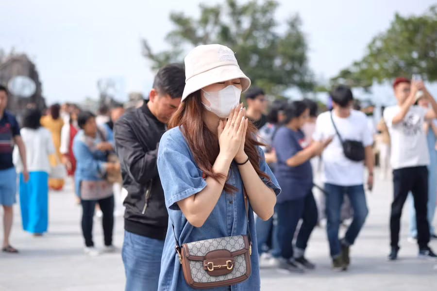 Chị Trần Hồng Quyên (trú Hải Châu, TP. Đà Nẵng) cho biết, dịp năm mới nào gia đình cũng tranh thủ đi chùa ngày đầu năm. "Tôi đã thắp nhang và cầu nguyện cho gia đình bình an, vui vẻ, cầu một năm mới vạn sự như ý", chị Quyên chia sẻ. Ảnh: Hoàng Vinh. Chị Trần Hồng Quyên (trú Hải Châu, TP. Đà Nẵng) cho biết, dịp năm mới nào gia đình cũng tranh thủ đi chùa ngày đầu năm. "Tôi đã thắp nhang và cầu nguyện cho gia đình bình an, vui vẻ, cầu một năm mới vạn sự như ý", chị Quyên chia sẻ. Ảnh: Hoàng Vinh.