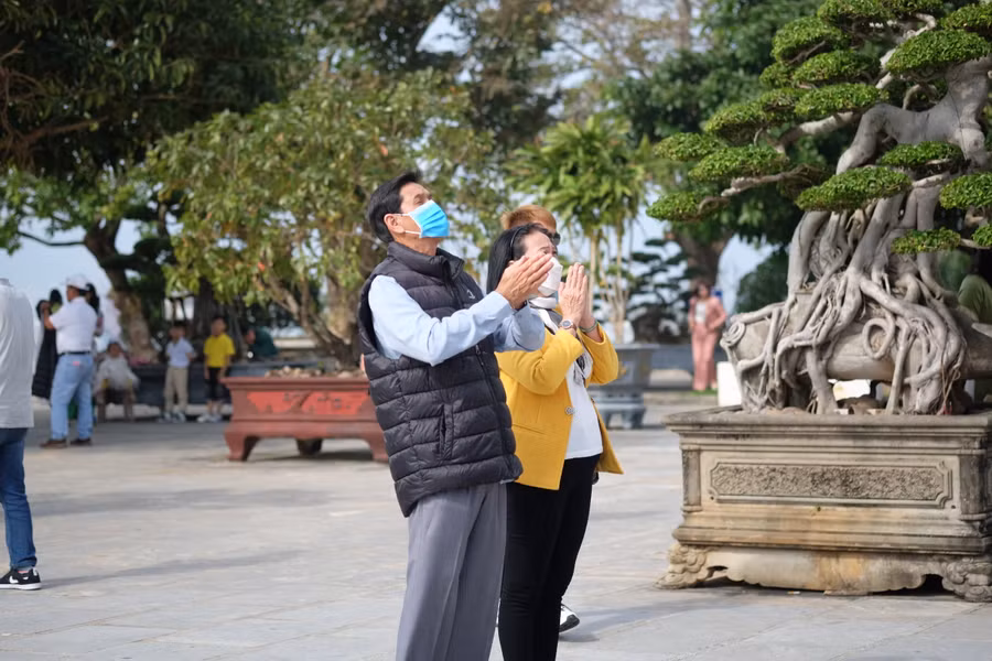 Mọi người đều mong ước một năm mới bình an, dồi dào sức khoẻ, hạnh phúc… Ảnh: Hoàng Vinh. Mọi người đều mong ước một năm mới bình an, dồi dào sức khoẻ, hạnh phúc… Ảnh: Hoàng Vinh.