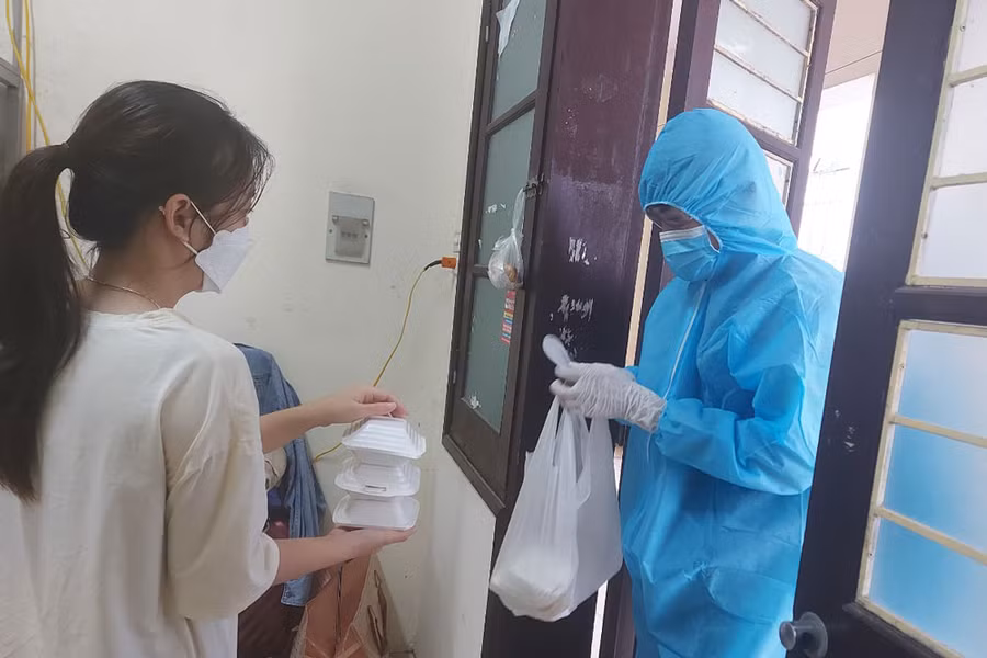 Các em học sinh trong khu cách ly tập trung nhận được sự giúp đỡ tận tình của các lực lượng hỗ trợ