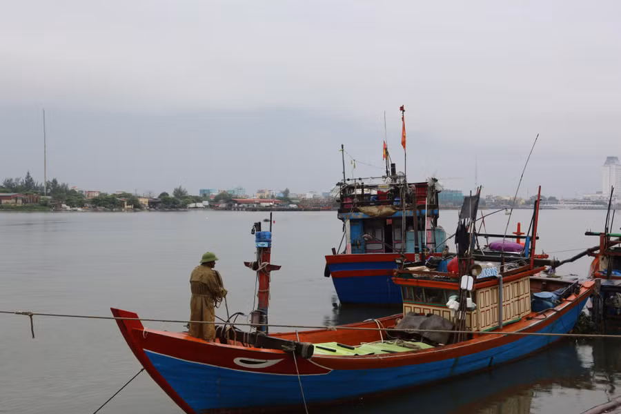 Ngư dân đang tiến hành neo đậu tàu thuyền, chằng buộc ngư cụ đánh bắt tránh hư hỏng.