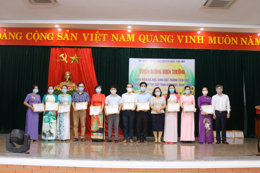 Tuyên dương các GV đạt giải cao tại các kỳ thi cấp tỉnh năm học 2020-2021