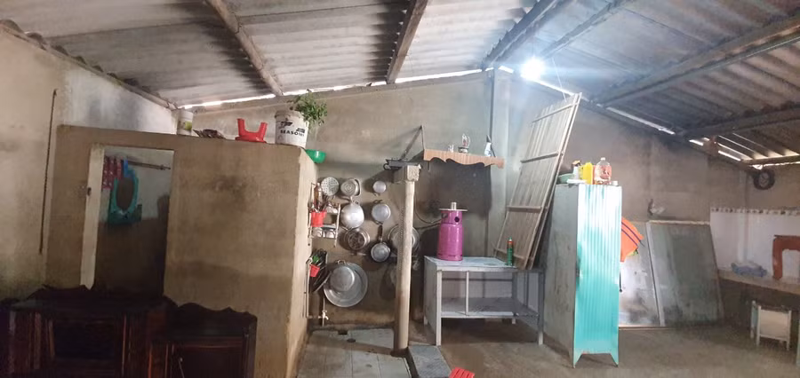 Trong căn nhà nhỏ hầu như không có lấy một vật gì đáng giá.