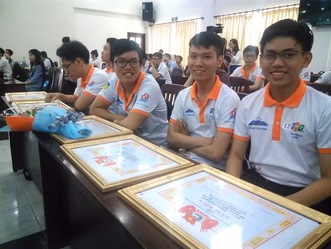 Các thí sinh vui mừng đạt được giải thưởng cao của cuộc thi Lập trình Makerthon 2018.