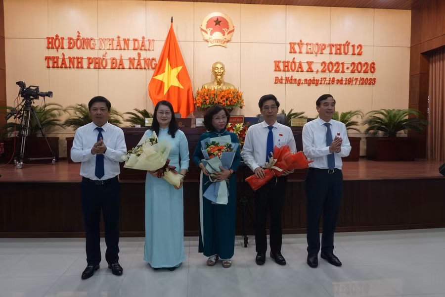 Ông Trần Chí Cường (thứ hai, từ phải qua) nhận hoa chúc mừng.