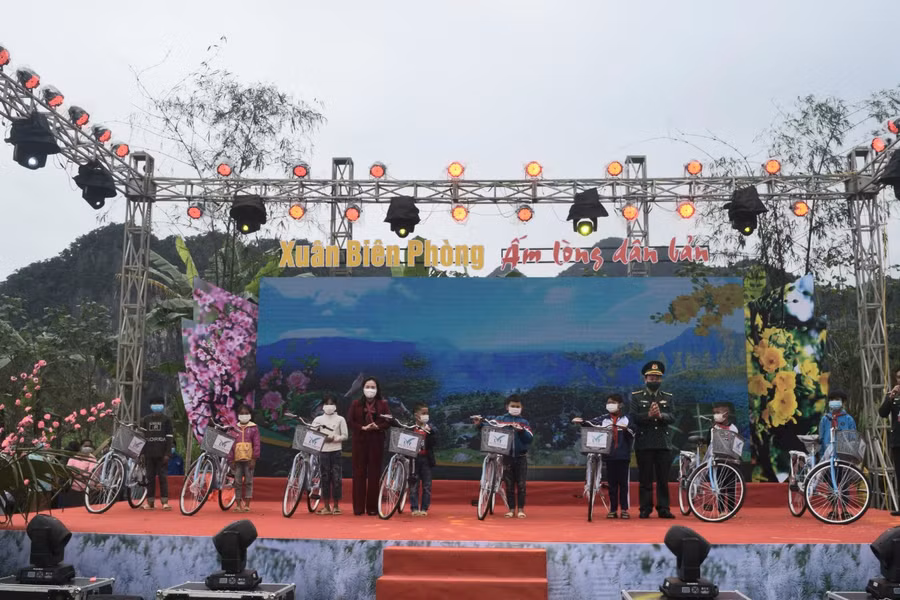 Chương trình đã trao tặng 16 chiếc xe đạp cho những học sinh nghèo.