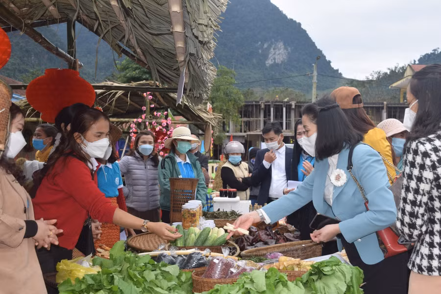 Bà con xã Trường Sơn tham gia "Phiên chợ 0 đồng".