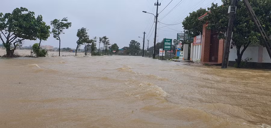 Mưa lớn đã gây ngập một tuyến đường tại xã Phong Thủy, huyện Lệ Thủy.
