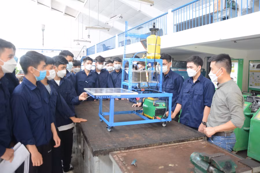 Sinh viên học thực hành tại Trường Đại học Sư phạm Kỹ thuật (Đại học Đà Nẵng). Sinh viên học thực hành tại Trường Đại học Sư phạm Kỹ thuật (Đại học Đà Nẵng).