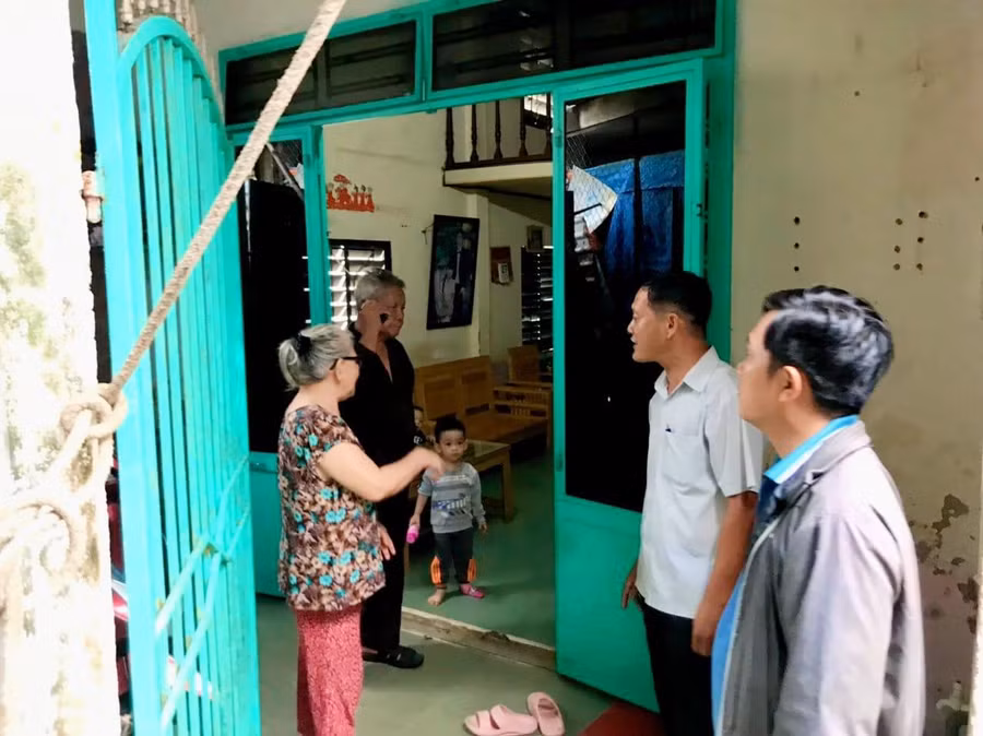 Lực lượng chức năng phường An Hải Bắc (quận Sơn Trà) đến vận động người dân đến nơi an toàn tránh bão.