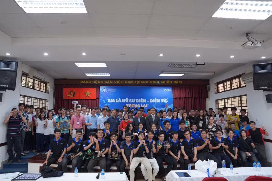 Khoa Điện – Điện tử trường Đại học Bách Khoa - ĐHQG TPHCM khai giảng khóa hè “Em là kỹ sư Điện - Điện tử tương lai” 2024. (Ảnh: HCMUT)
