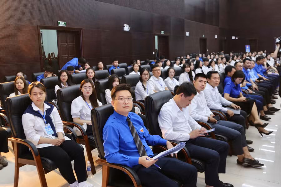 Sinh viên, thanh niên Hà Tĩnh tiêu biểu tại TP Đà Nẵng và Thừa Thiên Huế tại buổi gặp mặt.