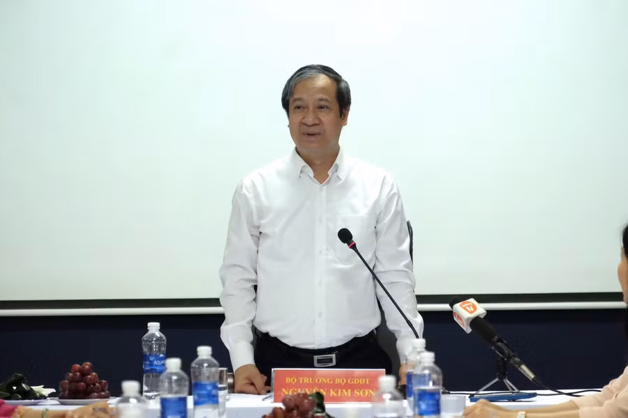 Bộ trưởng Nguyễn Kim Sơn phát biểu tại buổi thăm và làm việc với Trường THPT chuyên Lê Quý Đôn. Bộ trưởng Nguyễn Kim Sơn phát biểu tại buổi thăm và làm việc với Trường THPT chuyên Lê Quý Đôn.