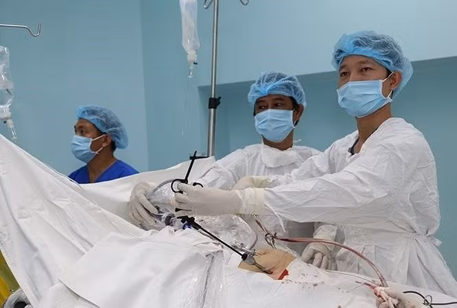Các bác sĩ tiến hành phẫu thuật.