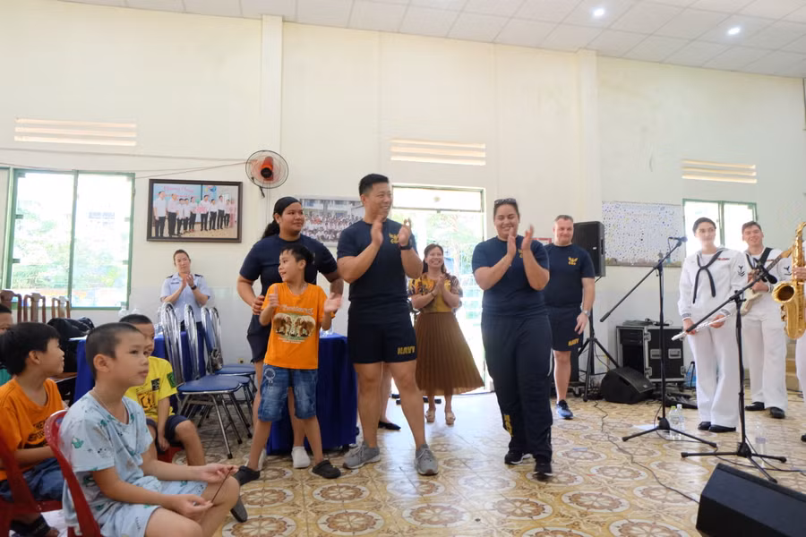 Tại đây, các thủy thủ đã trình diễn âm nhạc, cùng nhau giao lưu, múa hát với các trẻ em mồ côi, trẻ khuyết tật đặc biệt khó khăn. Ảnh: Hoàng Vinh.