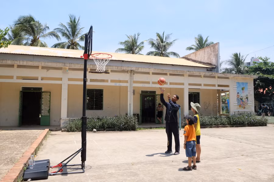 Chơi bóng rổ cùng các em học sinh. Ảnh: Hoàng Vinh.
