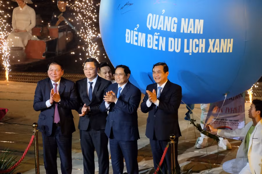 Thủ tướng Chính phủ cùng lãnh đạo Bộ VHTT&amp;DL và lãnh đạo tỉnh Quảng Nam trong lễ khai mạc.
