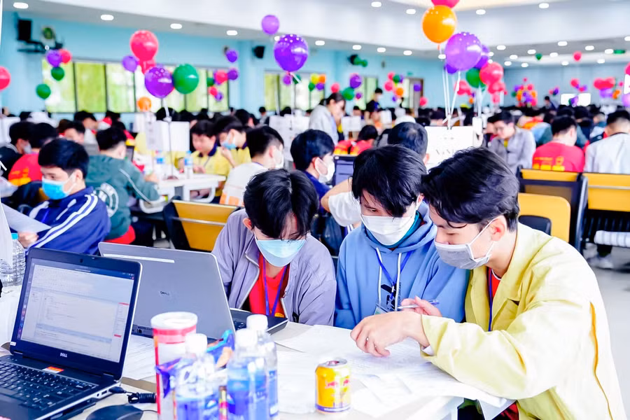 Các sinh viên Trường VKU tại kỳ thi. 