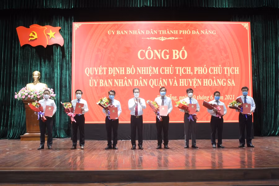 Bí thư Thành ủy Nguyễn Văn Quảng (thứ 4, từ trái sang) trao quyết định bổ nhiệm cho các Chủ tịch UBND quận và huyện đảo Hoàng Sa.