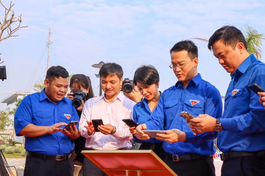 Dùng điện thoại thông minh quét QR Code để tìm hiểu điểm di tích. Dùng điện thoại thông minh quét QR Code để tìm hiểu điểm di tích.