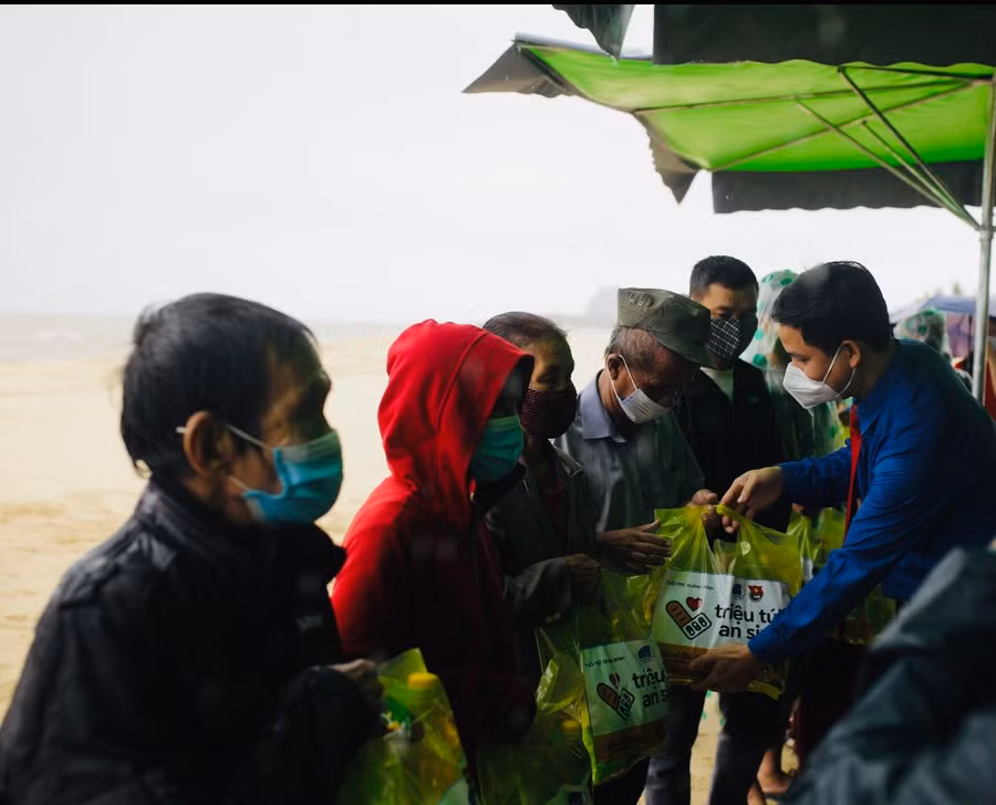 Tỉnh Đoàn Quảng Bình và Công ty TNHH Bia Carlsberg Việt Nam - Nhãn hàng Bia Huda phối hợp trao tặng "Túi an sinh" cho người dân.