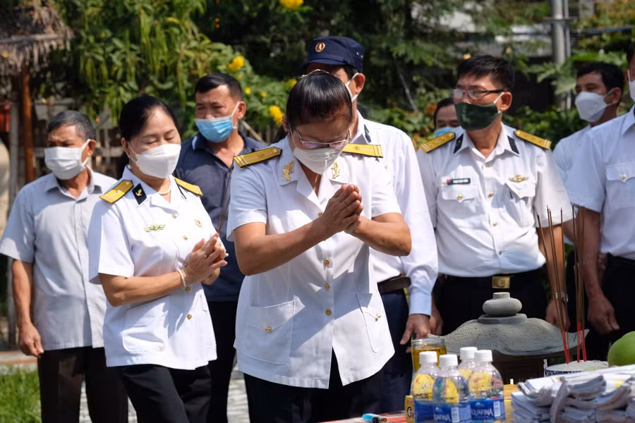 Vừa là người thân, vừa là đồng đội của liệt sĩ Trần Văn Phòng, thiếu tá Nguyễn Thị Bích Lạc vẫn nhớ như in, tháng 3 năm đó, con gái vừa tròn một tuổi, bà nhận được thông báo chồng mình đã hy sinh khi làm nhiệm vụ tại Gạc Ma. Suốt một thời gian dài, bà cứ ngóng về nhưng phép màu đã xảy.