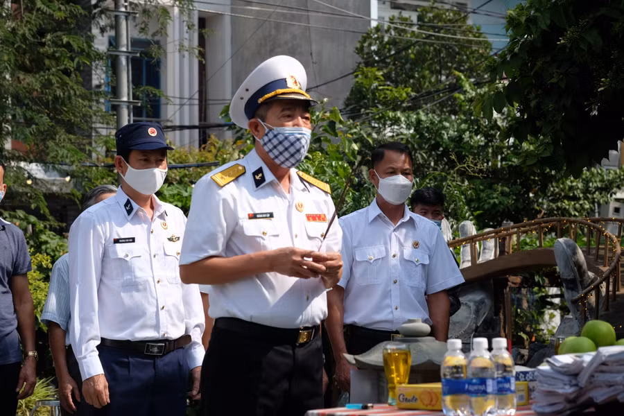Đại tá Hoàng Duy Lập - nguyên Trung đoàn trưởng Trung đoàn Công binh 83 dõng dạc trước những đồng đội cũ: “Do dịch Covid-19 vẫn đang diễn biến phức tạp, để tránh tập trung đông người nên buổi lễ tưởng niệm được tổ chức ngắn gọn. Tại nơi này, chúng tôi tin kính cẩn thắp nén nhang này tỏ lòng biết ơn, tri ân các đồng chí trong sự nghiệp bảo vệ Tổ quốc”.